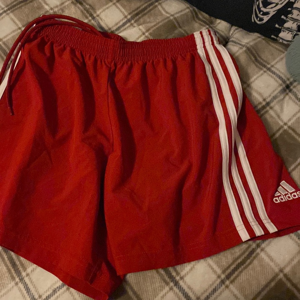 Súper cute adidas shorts. Cute workout shorts with an adjustable waist